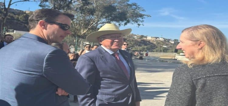 Embajador Ken Salazar supervisa avances en el saneamiento del río Tijuana