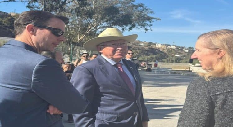 Embajador Ken Salazar supervisa avances en el saneamiento del río Tijuana