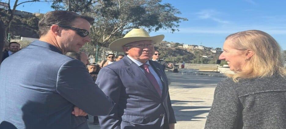 Embajador Ken Salazar supervisa avances en el saneamiento del río Tijuana