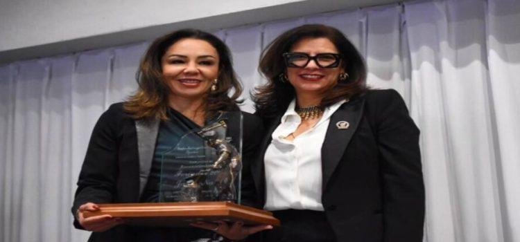 Entregan galardón como Forjadora del Año 2024 a Jackie Nava