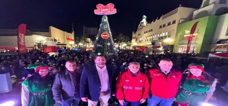 Encienden árbol navideño en la avenida Revolución