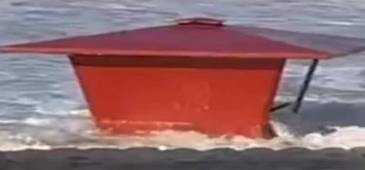 Tijuana recibe de EU torres de salvavidas luego de que el mar se tragó las que había