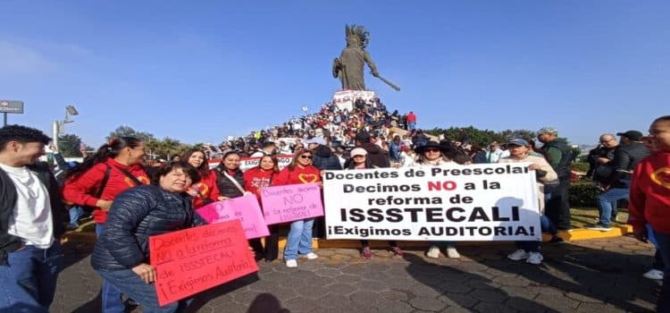 Maestros se manifiestan contra reforma al ISSSTECALI