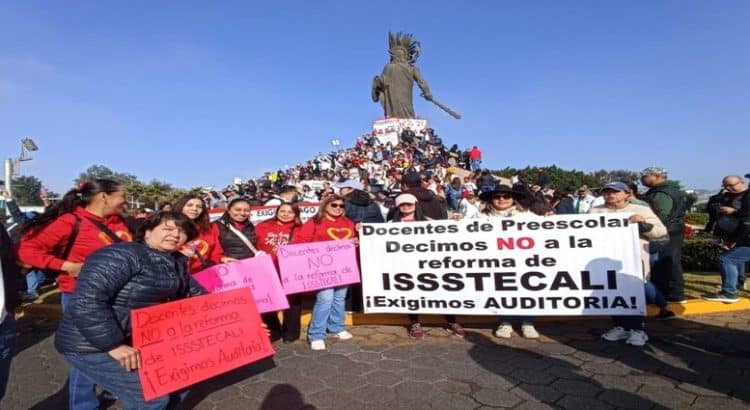 Maestros se manifiestan contra reforma al ISSSTECALI