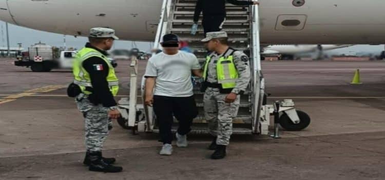 Detienen a hombre por intentar desviar vuelo de Tijuana a EU