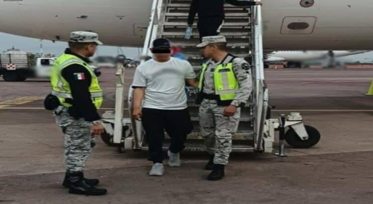 Detienen a hombre por intentar desviar vuelo de Tijuana a EU