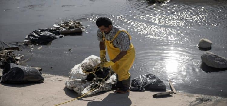 Activistas realizan limpieza en la canalización del Río Tijuana