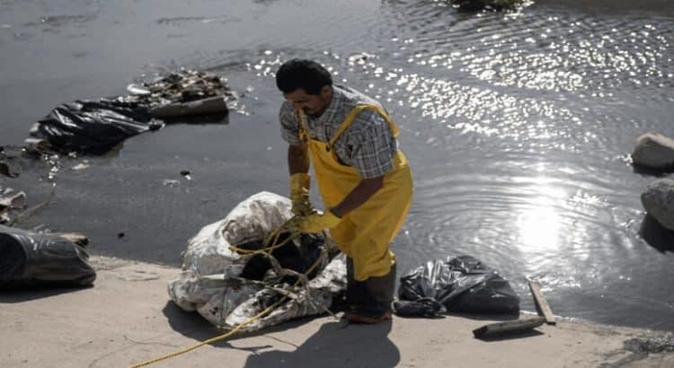 Activistas realizan limpieza en la canalización del Río Tijuana