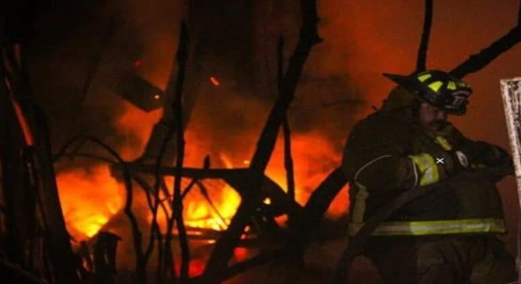 Se incendia casa de adulta mayor por cohete en Tijuana