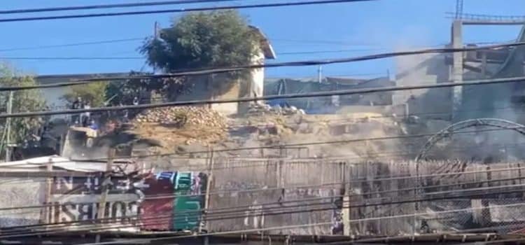 Incendio consume varias viviendas y deja una persona sin vida
