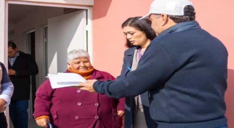 Gobierno entrega viviendas a familias afectadas por deslizamientos de tierra