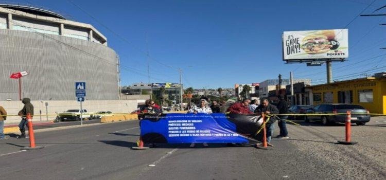 Policías realizan bloqueo para exigir seguridad social