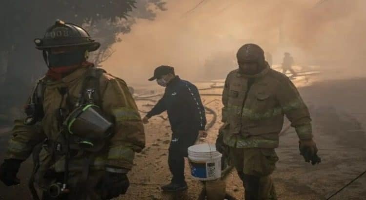 Se incendian 8 viviendas por vientos de Santa Ana