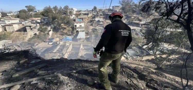 Incendio consume 30 viviendas en Tijuana y obliga a evacuar a 250 personas