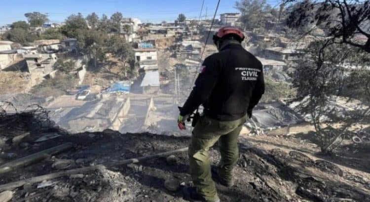 Incendio consume 30 viviendas en Tijuana y obliga a evacuar a 250 personas