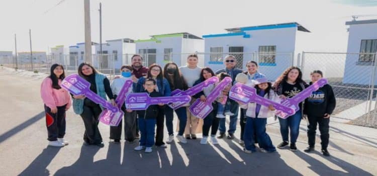 Gobernadora Marina del Pilar entrega Viviendas Violeta a madres autónomas