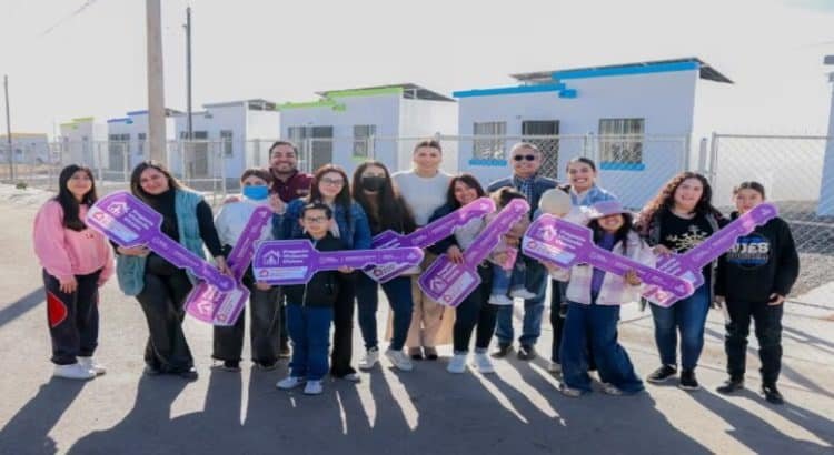 Gobernadora Marina del Pilar entrega Viviendas Violeta a madres autónomas