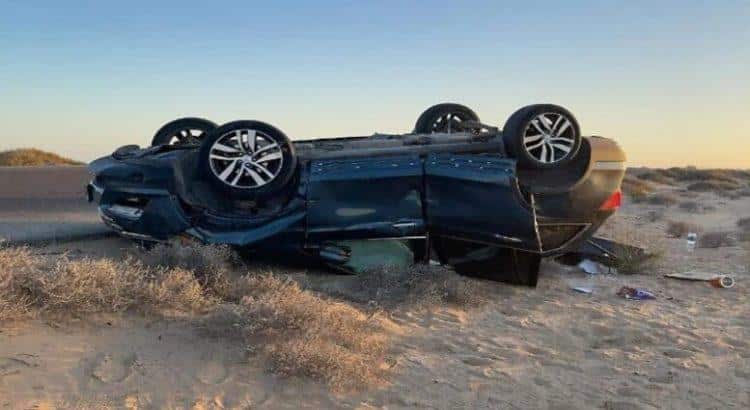 Dos lesionados en volcadura por la carretera Puerto Peñasco-Golfo