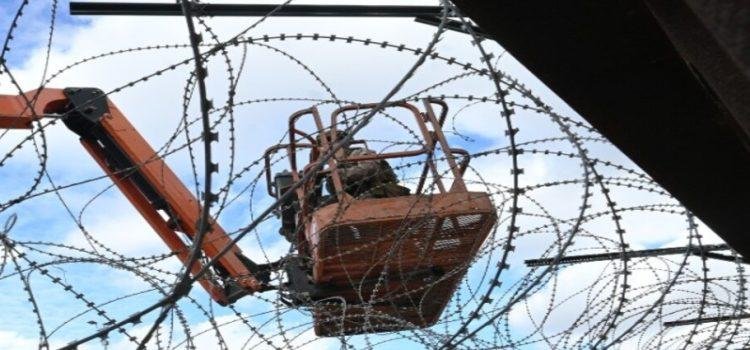 EU refuerza con alambre de concertina muro fronterizo en Tijuana