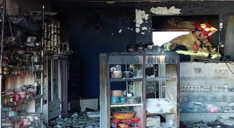 Incendio consume local de velas en Playas de Tijuana