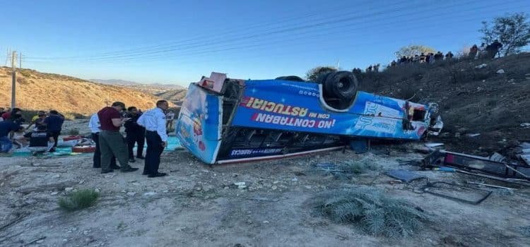 Se vuelca transporte Altisa en colonia de Tijuana