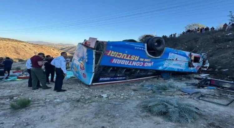 Se vuelca transporte Altisa en colonia de Tijuana