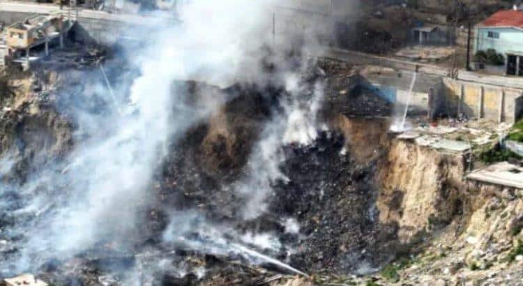Incendio de basura afecta a viviendas por fuertes vientos de Santa Ana