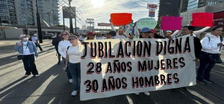 Más de 5 mil maestros se manifiestan contra la Iniciativa de Ley ISSSTE 2025 en Tijuana