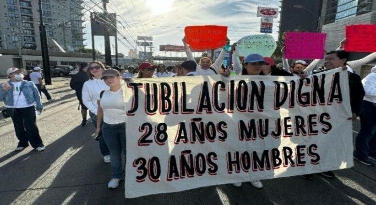 Más de 5 mil maestros se manifiestan contra la Iniciativa de Ley ISSSTE 2025 en Tijuana
