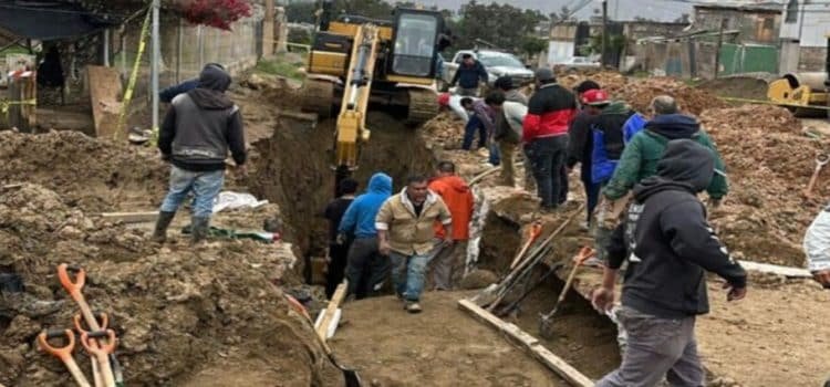 Bomberos trabajan para rescatar el cuerpo de un hombre que murió atrapado en una excavación