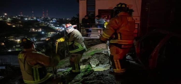 Evacúan a 4 personas tras inundación en una vivienda
