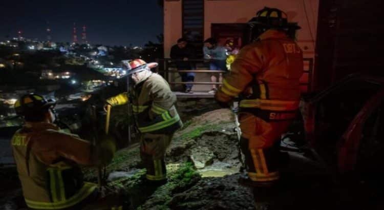 Evacúan a 4 personas tras inundación en una vivienda