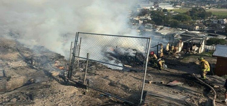Se incendian casas en asentamiento irregular de Tijuana