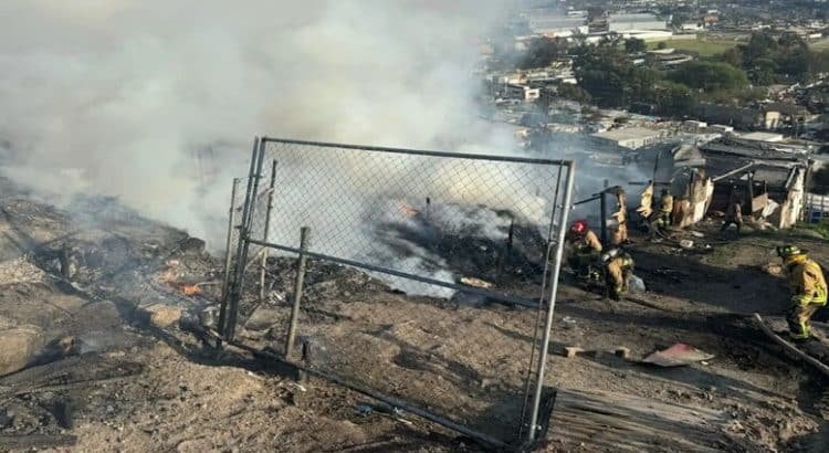 Se incendian casas en asentamiento irregular de Tijuana