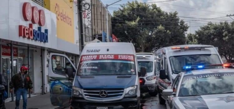 Hombre adulto mayor pierde la vida a bordo de transporte público en Tijuana