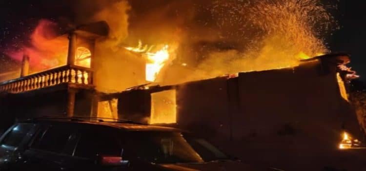Incendio consume vivienda y daña otra en colonia Lomas de Tijuana