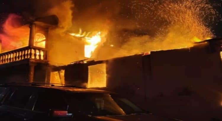 Incendio consume vivienda y daña otra en colonia Lomas de Tijuana