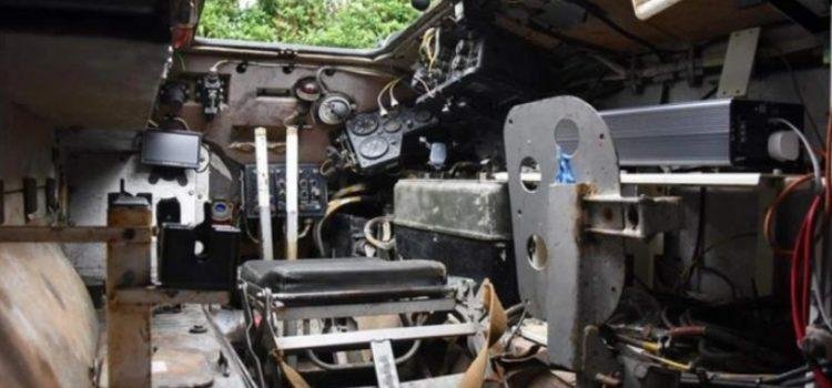 Convirtió un tanque de guerra en taxi