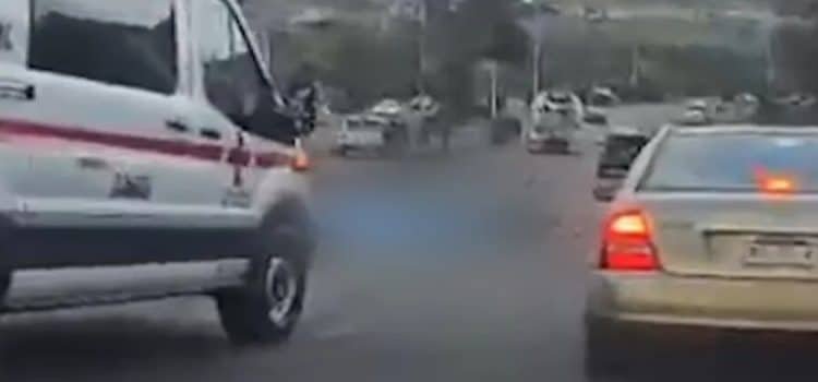 Motociclista pierde la vida al impactar contra un camión revolvedor en Tijuana