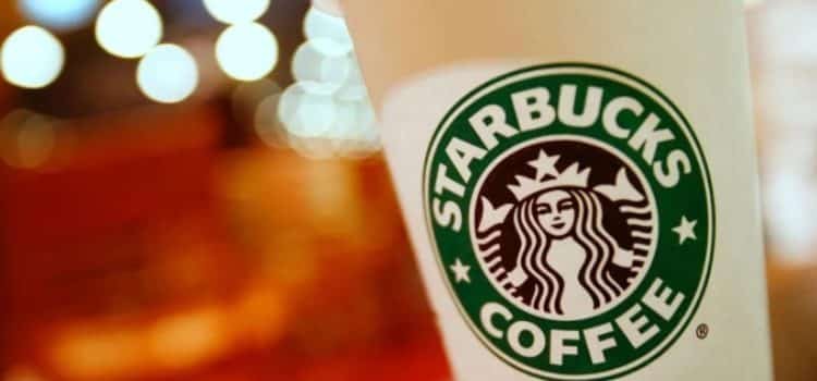 Repartidor se quema con un café y demanda a Starbucks por 50 mdd