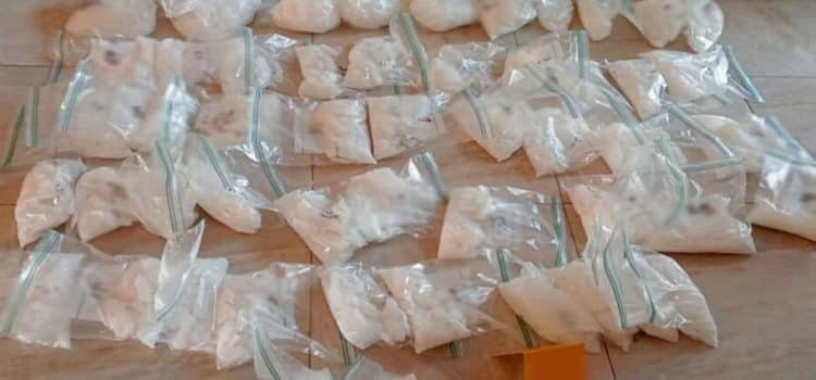 Aseguran cocaína y metanfetamina tras cateos en Baja California