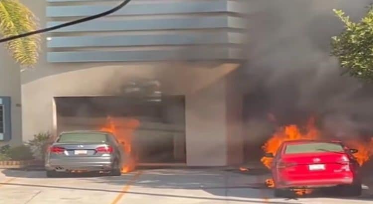 Incendian tres autos frente a despacho de exfiscal en Tijuana