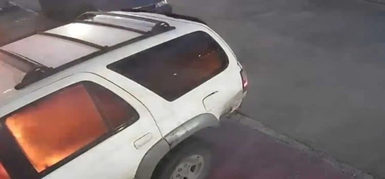 Balean y queman auto en hotel, tras negarse a pagar extorsión