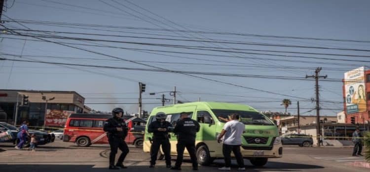 Taxi arrolla a mujer y la deja con una fractura
