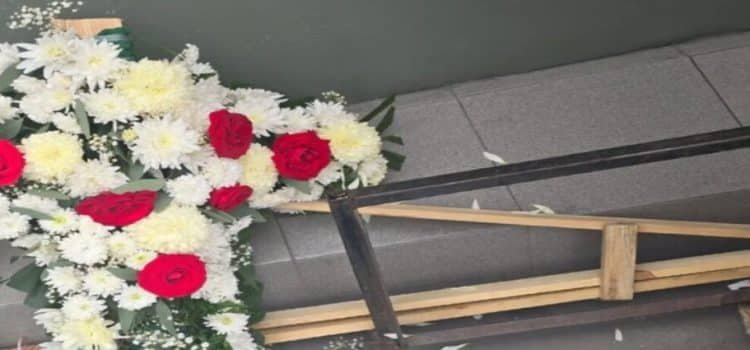 Dejan tres coronas de flores con amenazas en tres tiendas Oxxo