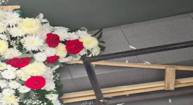 Dejan tres coronas de flores con amenazas en tres tiendas Oxxo