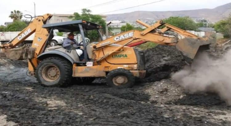 Ayuntamiento de Tijuana realiza limpieza de canal pluvial en Terrazas del Valle