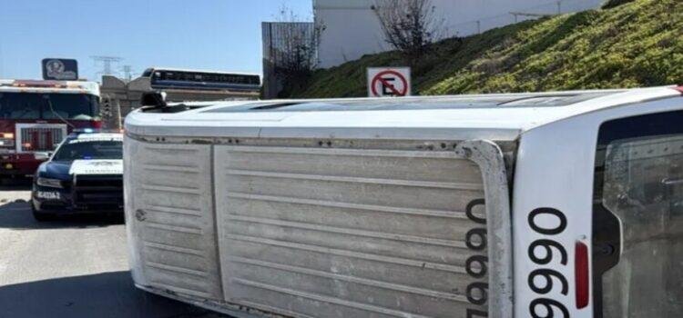 Taxi de ruta vuelca en Tijuana y deja 16 lesionados; dos de gravedad