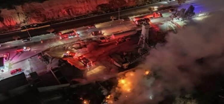 Voraz incendio consume al menos diez casas en asentamiento irregular