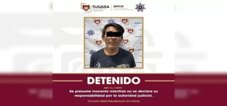 Detienen a hombre armado con machete